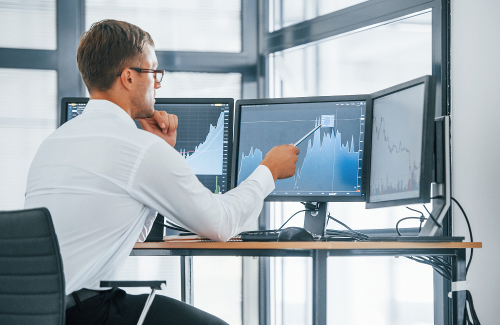 FutureManagement - A PPC (pay-per-click) kampányok az egyik leghatékonyabb módját kínálják a vásárlók elérésének - írja a minner.hu is, különösen a szezonális keresleti csúcsok idején. Legyen szó a Black Friday-ről, karácsonyról vagy bármely más nagyobb ünnepi akcióról, az optimalizált hirdetések segíthetnek abban, hogy a legjobb eredményeket érjük el. Az alábbiakban bemutatjuk a legfontosabb PPC trükköket, amelyek biztosítják a sikeres kampányokat, és segítenek kihasználni a szezonális csúcsokat. Vágjunk is bele!